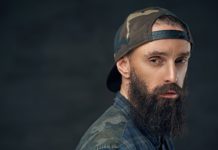 LA CASQUETTE, L’ACCESSOIRE INDISPENSABLE DE 2021 Bearded male in military cap.