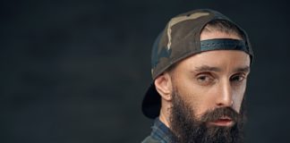 LA CASQUETTE, L’ACCESSOIRE INDISPENSABLE DE 2021 Bearded male in military cap.