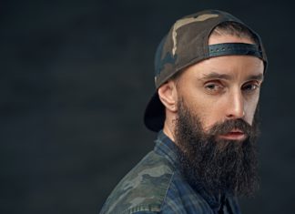 LA CASQUETTE, L’ACCESSOIRE INDISPENSABLE DE 2021 Bearded male in military cap.