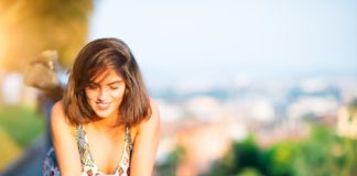 4 alternatives à Whatsapp en 2021 Young beautiful girl on a wall in a city