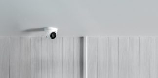 Caméra de surveillance : les éléments clés à vérifier avant l’achat. CCTV camera security system on interior building wall for monitoring and safety