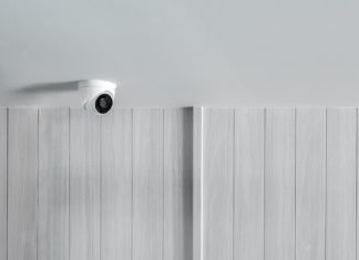 Caméra de surveillance : les éléments clés à vérifier avant l’achat. CCTV camera security system on interior building wall for monitoring and safety