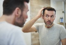 A quelle âge faut-il avoir recours à la greffe de cheveux ? Mature men is worried about hair loss