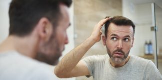 A quelle âge faut-il avoir recours à la greffe de cheveux ? Mature men is worried about hair loss