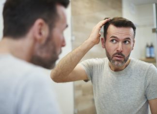A quelle âge faut-il avoir recours à la greffe de cheveux ? Mature men is worried about hair loss