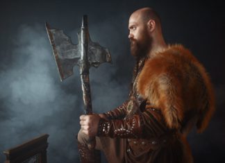 Les bijoux vikings Viking with axe, barbarian, side view