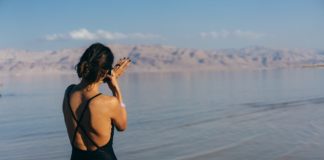 Visiter Israël : les sites à ne pas manquer Young woman going to Dead Sea, Israel